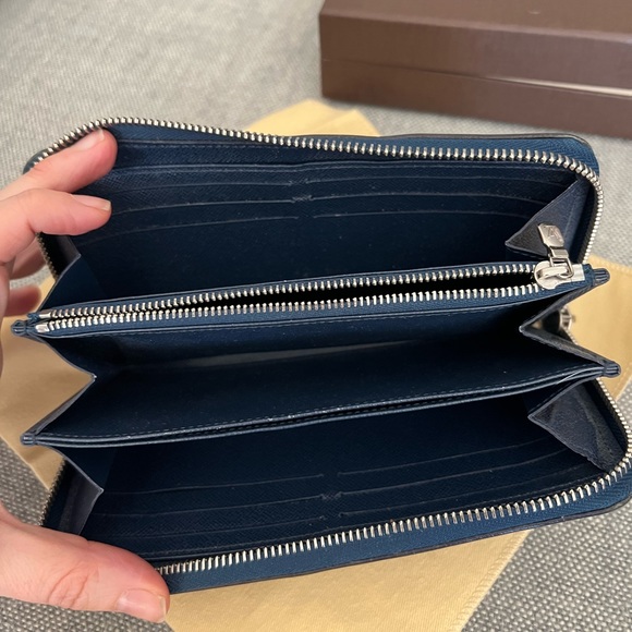 Authentic Louis Vuitton Epi Leather Zippy Wallet in Indigo - Picture 9 of 15